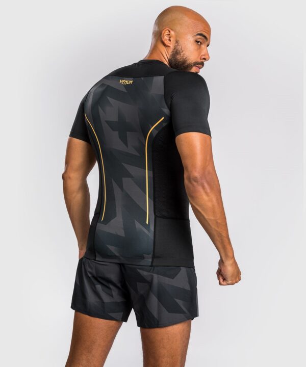 [Venum Razor] Black/Gold Rashguard Short Sleeves חולצת ראשגארד ונום קצרה שחור/זהב