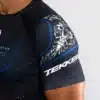 ⁦Venum x Tekken 8 - Paul Phoenix Rashguard - Black/Blue חולצת ראשגארד ונום קצרה⁩ – תמונה ⁦5⁩