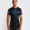 ⁦Venum x Tekken 8 - Paul Phoenix Rashguard - Black/Blue חולצת ראשגארד ונום קצרה⁩ – תמונה ⁦3⁩