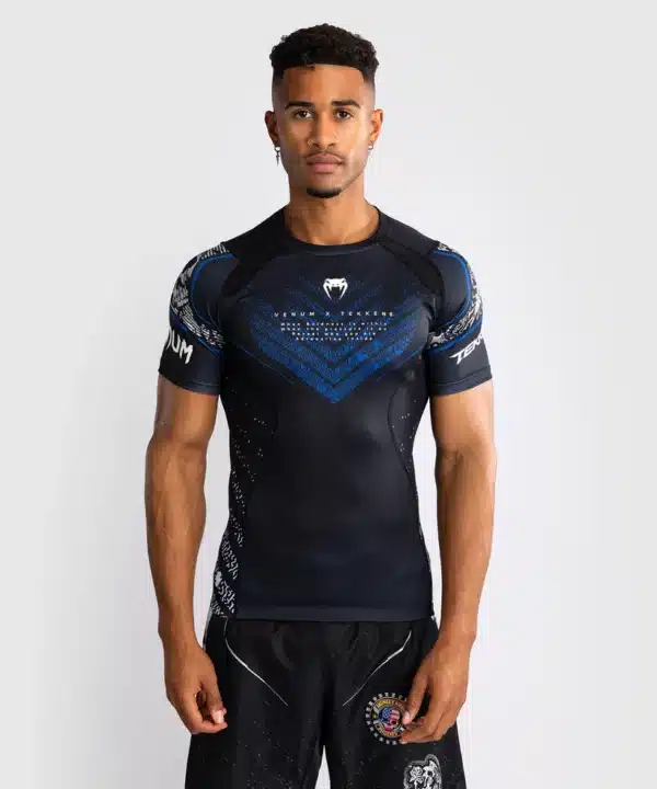 Venum x Tekken 8 - Paul Phoenix Rashguard - Black/Blue חולצת ראשגארד ונום קצרה
