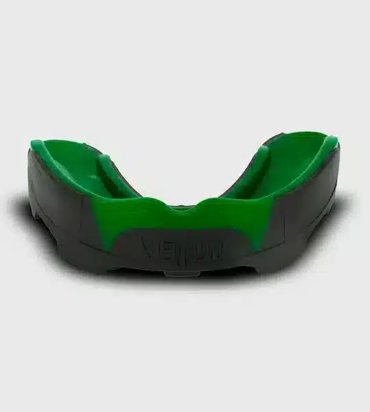 [Venum Mouthguard] Black/Black Predator - מגן שיניים פרדטור שחור/שחור