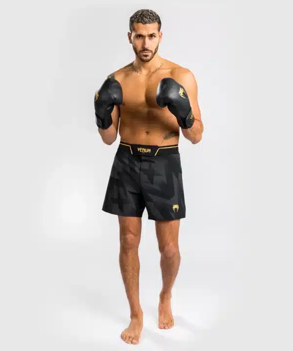 מכנסי לחימה Venum Razor Fightshorts - Black/Gold