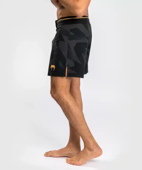 מכנסי לחימה Venum Razor Fightshorts - Black/Gold