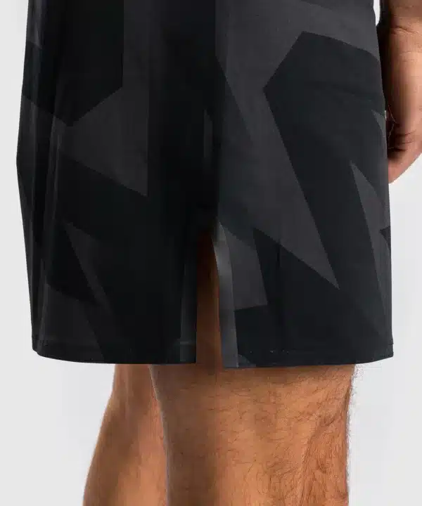 מכנסי לחימה Venum Razor Fightshorts - Black/Gold