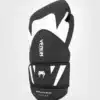 ⁦כפפות אגרוף Venum "Challenger 4.0" Boxing Gloves - שחור/לבן⁩ – תמונה ⁦4⁩