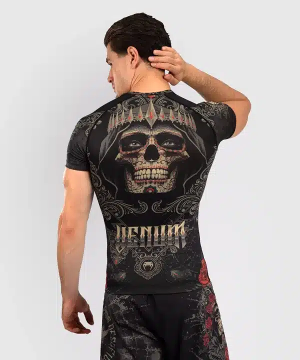 ראשגארד קצר אפור שחור Venum Santa Muerte 5.0 Men’s Short Sleeve Rashguard - Deep Black/Gold