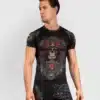 ראשגארד קצר אפור שחור Venum Santa Muerte 5.0 Men’s Short Sleeve Rashguard - Deep Black/Gold