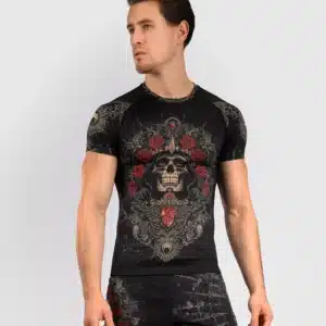 ראשגארד קצר אפור שחור Venum Santa Muerte 5.0 Men’s Short Sleeve Rashguard - Deep Black/Gold