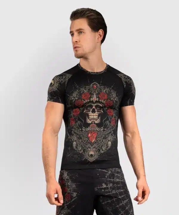 ראשגארד קצר אפור שחור Venum Santa Muerte 5.0 Men’s Short Sleeve Rashguard - Deep Black/Gold