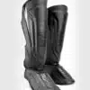 ⁦[Venum Elite Evo Shinguards] Black/Black - מגני רגליים ונום עלית EVO בעיצוב חדש⁩ – תמונה ⁦2⁩