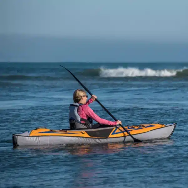 קיאק ספורט מתנפח עם משאבה ותיק - Advanced Elements AdvancedFrame™ Sport Kayak with Pump