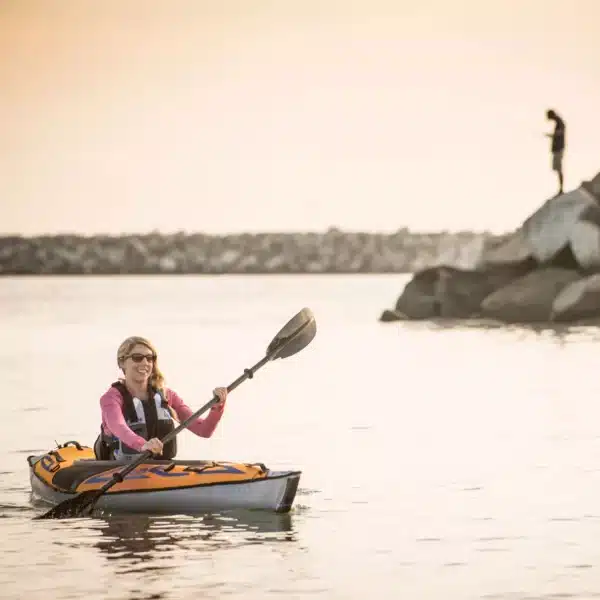 קיאק ספורט מתנפח עם משאבה ותיק - Advanced Elements AdvancedFrame™ Sport Kayak with Pump