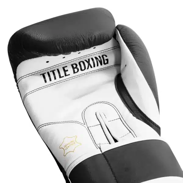כפפות איגרוף מקצועיות מעור בצבע שחור ולבן - Title Boxing Pro Style 3.0 Leather Training