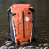 ⁦תיק ציוד אטום ועמיד במים 30 ליטר - Advanced Elements Deep Six™ Deck Pack⁩ – תמונה ⁦4⁩