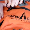 ⁦תיק ציוד אטום ועמיד במים 30 ליטר - Advanced Elements Deep Six™ Deck Pack⁩ – תמונה ⁦6⁩
