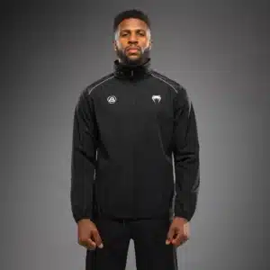 ג'קט ספורט Venum x Polaris Track Jacket בצבע שחור ואפור Storm Grey עם רוכסן מלא וקפוצ'ון.