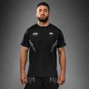 חולצת דרייפיט Venum x WOW FC בצבע שחור/אפור כסף עם לוגואים של Venum ו-WOW FC