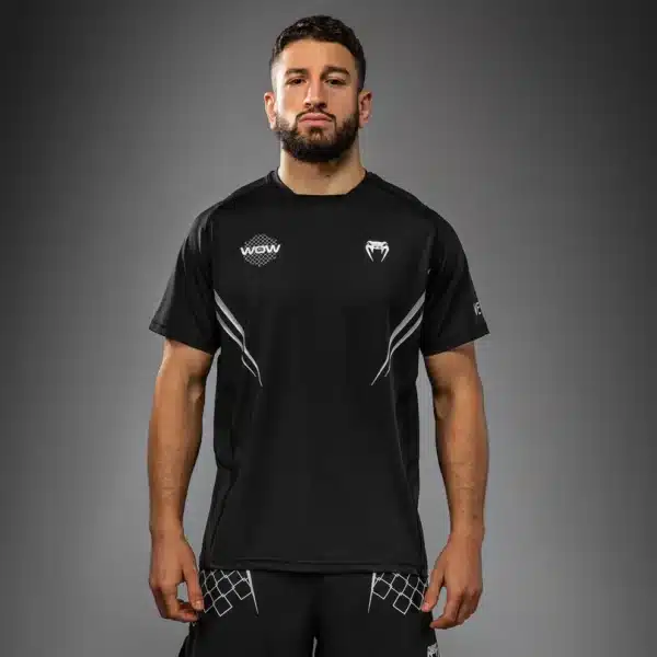 חולצת דרייפיט Venum x WOW FC בצבע שחור/אפור כסף עם לוגואים של Venum ו-WOW FC