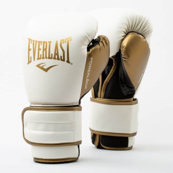 כפפות האיגרוף Everlast Powerlock 2R בצבע לבן וזהב, עיצוב ארגונומי עם ליבת קצף רב-שכבתי וסגירת וולקרו רחבה, אידיאליות לאימוני אגרוף, קיקבוקס ו-MMA.