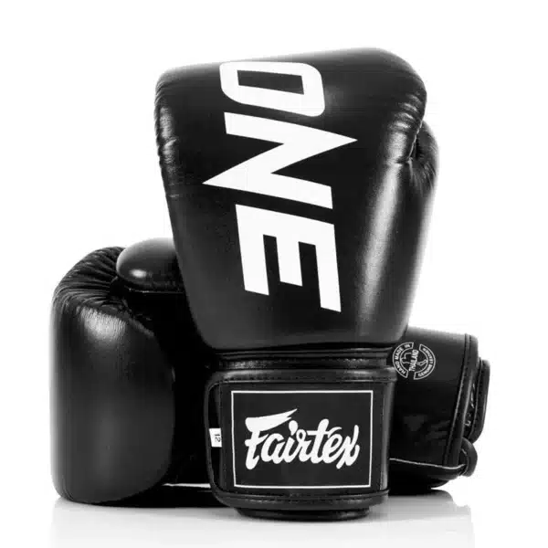 כפפות אגרוף Fairtex ONE BGV1 מעור בצבע שחור עם לוגו ONE