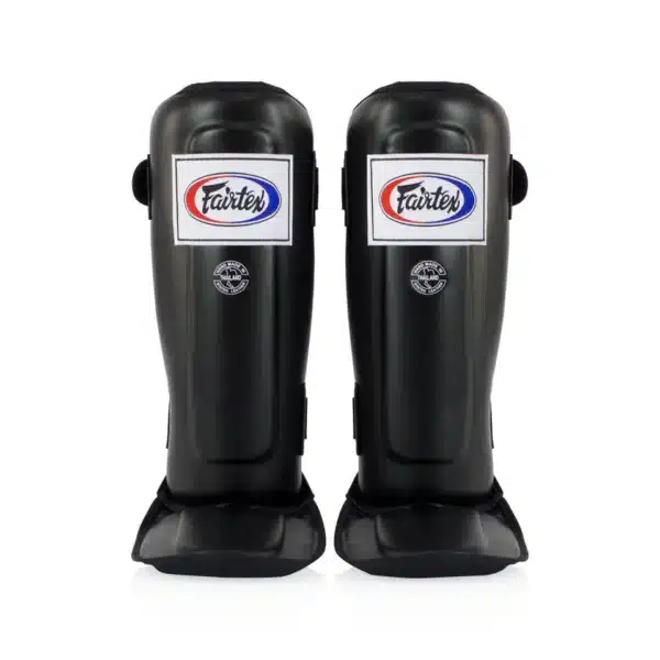 מגני שוק וכף רגל Fairtex SP3 בצבע שחור עם ריפוד כפול ורצועות מתכווננות