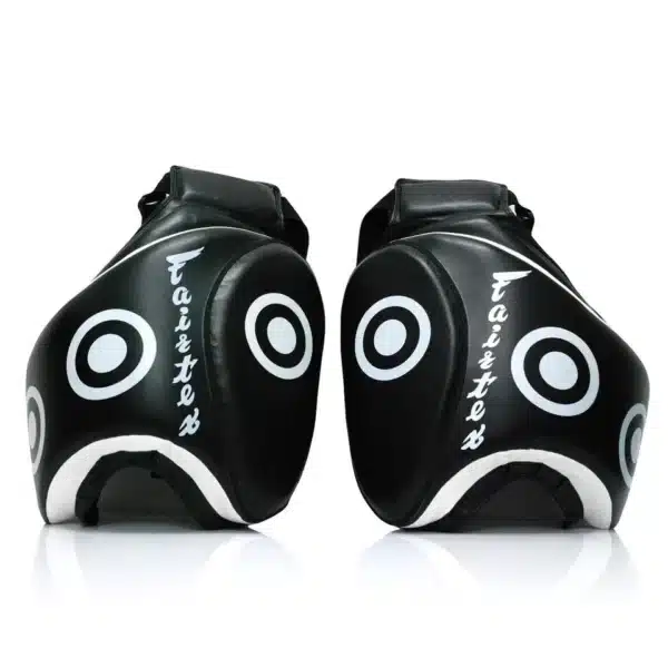 מגני ירך Fairtex TP3 Deluxe בצבע שחור עם נקודות מטרה לבנות לאימוני בעיטות