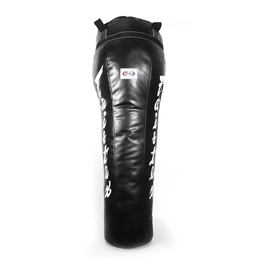 שק אגרוף בזווית Fairtex HB12 בצבע שחור – שק מקצועי לאיגרוף ולמואי תאי