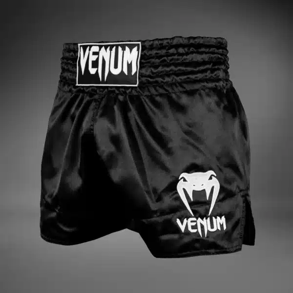 מכנסי איגרוף תאילנדי Venum Muay Thai Classic שחור/לבן – נוחים, גמישים ומעוצבים למתאמנים מקצועיים