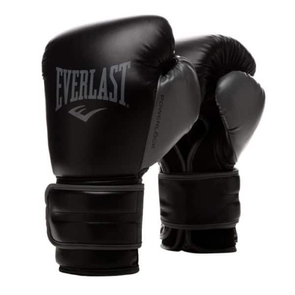 כפפות אגרוף Everlast Powerlock 2R בצבע שחור עם סגירת וולקרו ותמיכה בפרק כף היד.