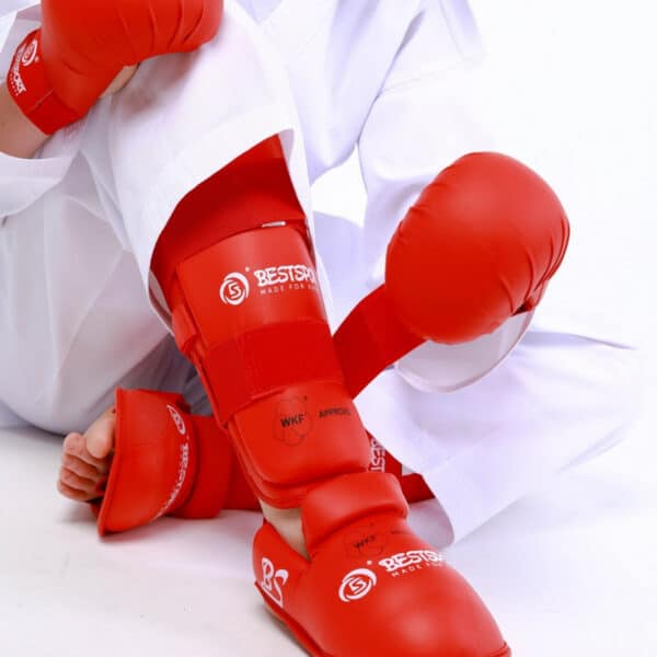 מגני שוק וכף רגל לקראטה באישור WKF בצבע אדום עם רצועות סקוץ’ מתכווננות