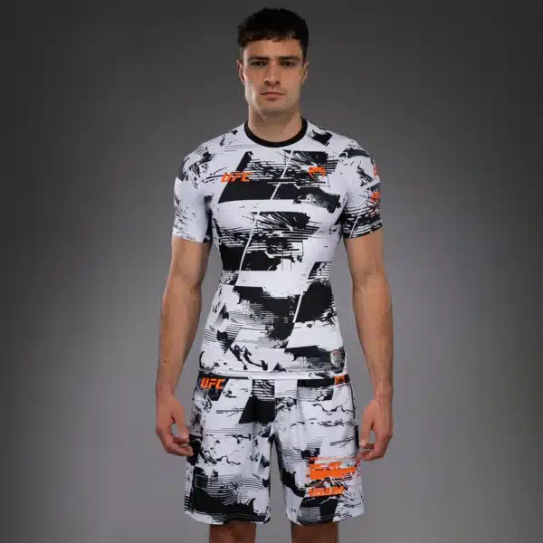 חולצת ונום ראשגארד לבנה UFC Zenith by Venum שרוול קצר בגזרה צמודה לאימוני MMA וגרפלינג