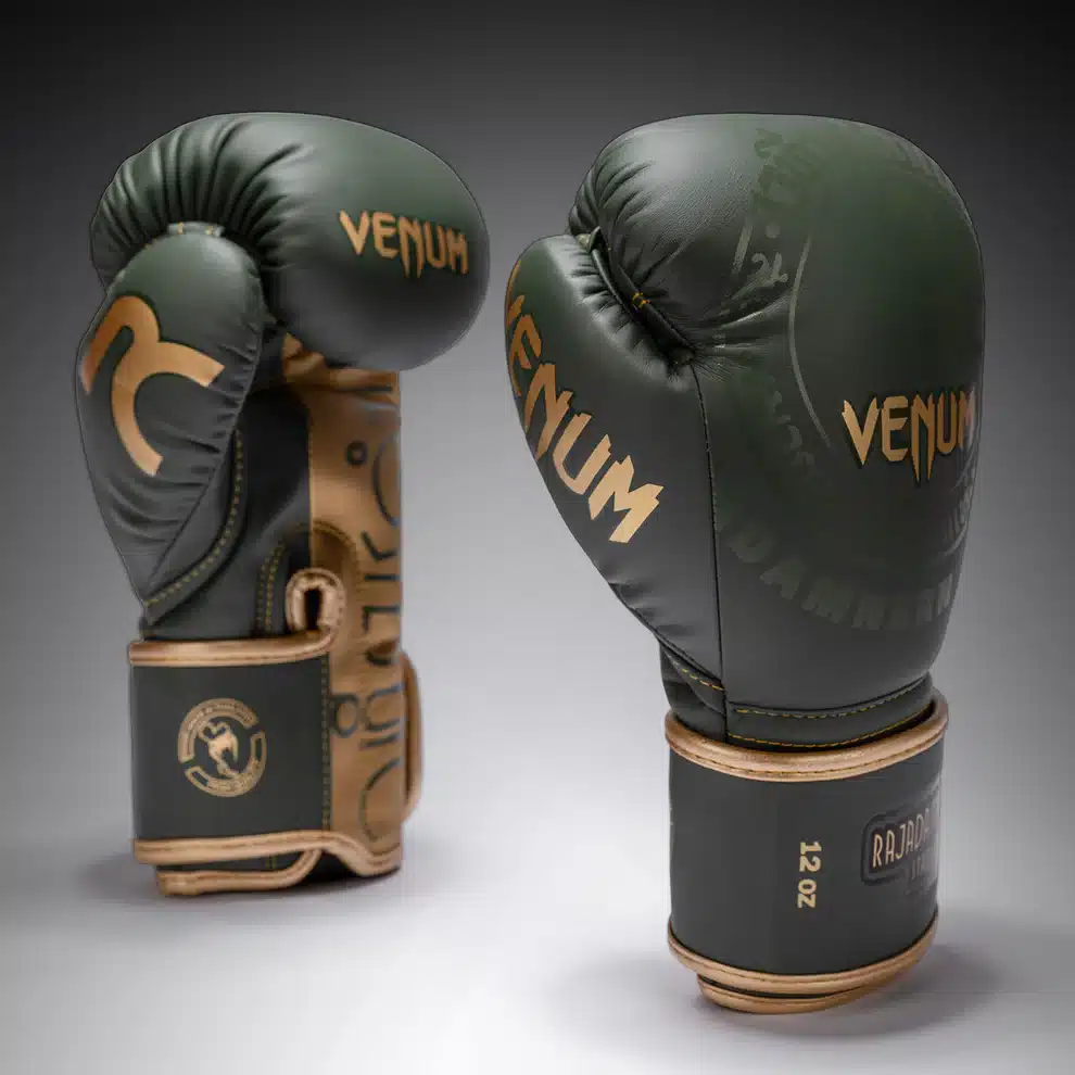 כפפות איגרוף ונום מקצועיות Venum Rajadamnern בצבע ירוק צבאי