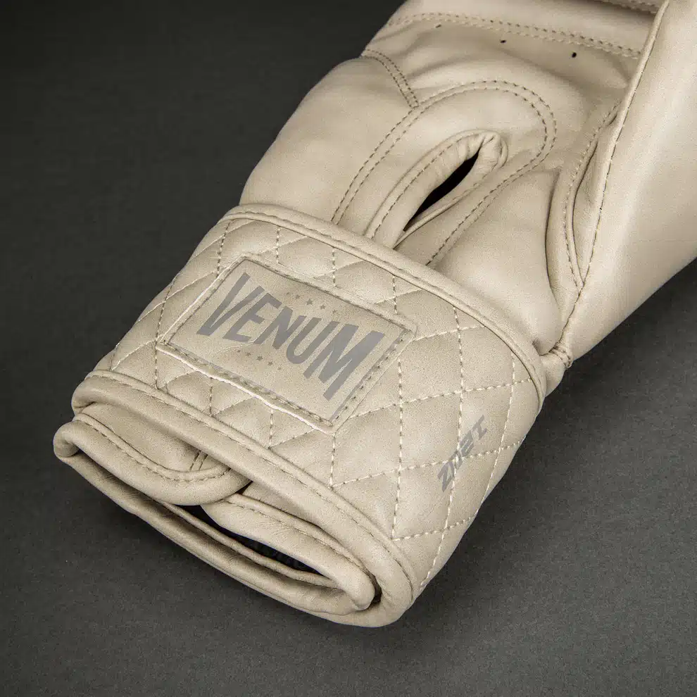 כפפות איגרוף ונום Venum קלאסיות Impact Classic בצבע שנהב