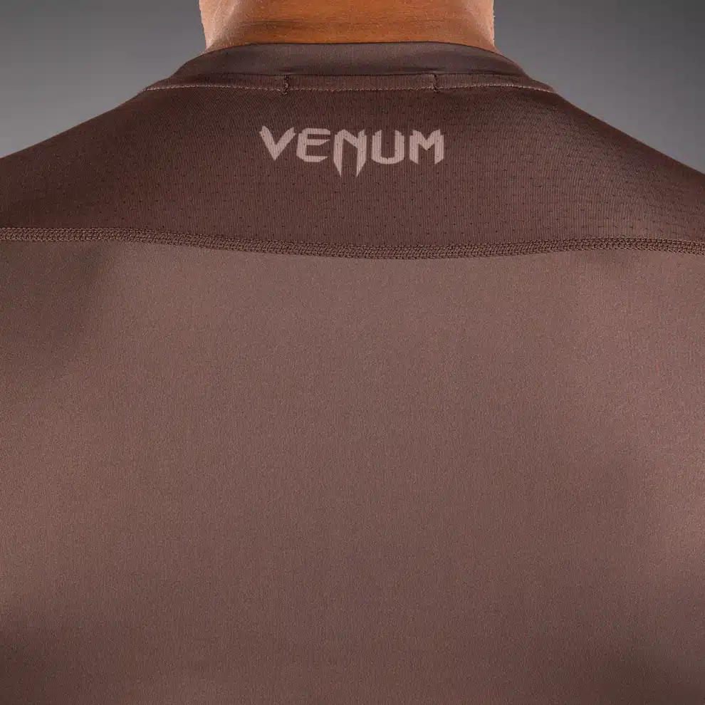 חולצת ראשגארד ונום קצרה Venum No Gi בצבע חום שוקולד