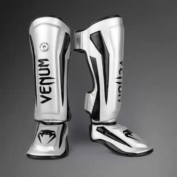 מגני רגליים Venum Elite Standup בצבע כסף ושחור