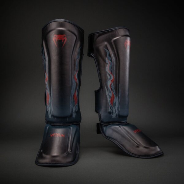 מגני רגליים Venum Demon Shin Guards בצבע שחור ואפור עם ריפוד מגן לשוק ולכף הרגל