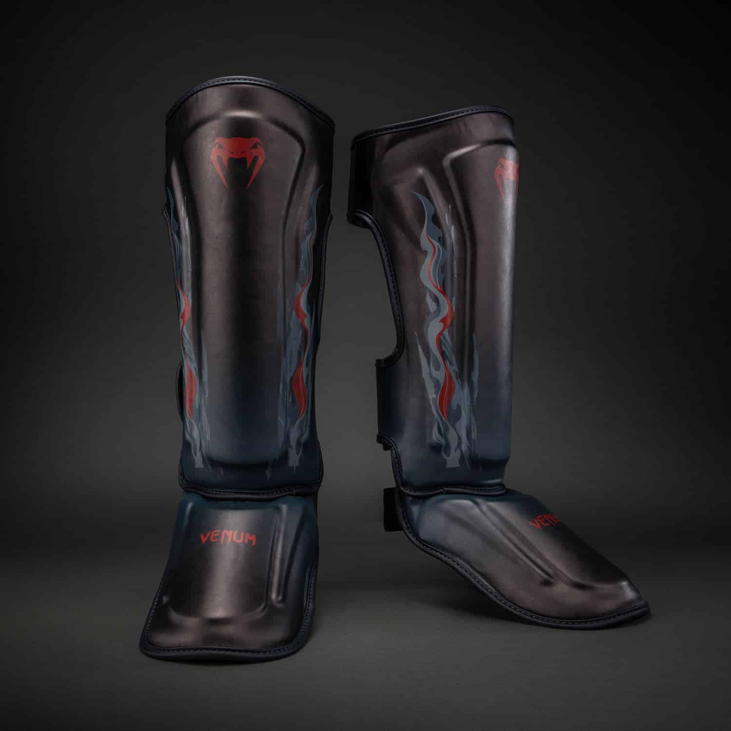מגני רגליים Venum Demon Shin Guards בצבע שחור ואפור עם ריפוד מגן לשוק ולכף הרגל