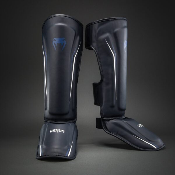 מגני רגליים Venum G-Core Shin Guards בצבע כחול נייבי ולבן עם ריפוד מגן לשוק ולכף הרגל