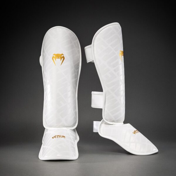 מגני רגליים Venum Contender 1.5 XT 3D בצבע לבן וזהב לאימוני קיקבוקסינג ומואי תאי